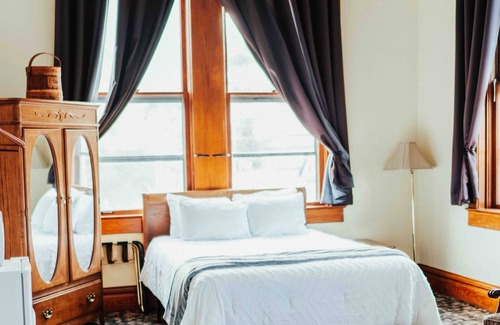 Deadwood Bed & Breakfast | Town Hall Inn