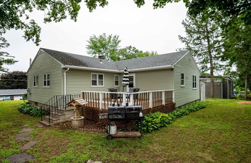 Newtonville Apartment | Town of Colonie Home w/deck and yard, I-87 closeby, 40 min to Saratoga