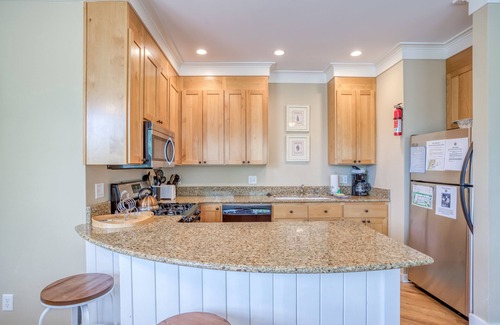 Lincoln Beach House | Townhome Atop Café Boasts Luxurious Amenities, Spacious Sky-High Primary Suite!