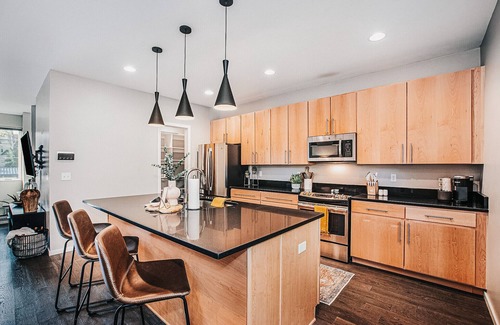 Kansas City House | Townhome - Downtown KC w/2 car garage! 30+ day stays.