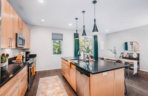 Kansas City House | Townhome - Downtown KC w/2 car garage! 30+ day stays.
