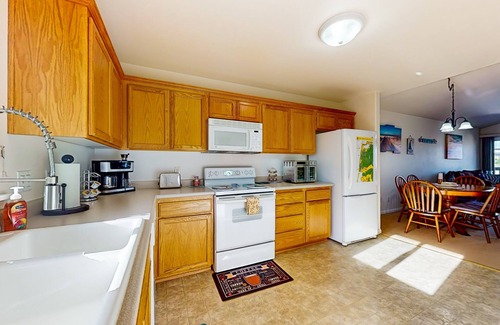 Lincoln City House | Townhome within walking distance of the beach with balconies & W/D