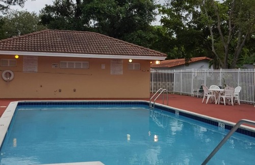 Country Club House | Townhouse 15 minutes away from hard rock staduim