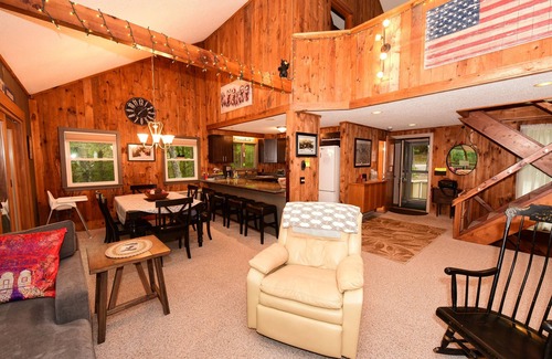North Conway House | Townhouse Minutes from Downtown N Conway, Shopping, Restaurants & Cranmore Mt