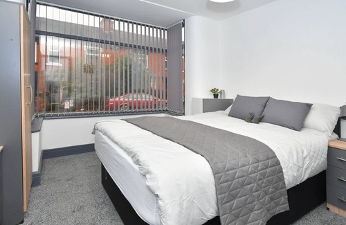 Stoke-on-Trent House | Townhouse @ Princes Road Stoke - Superior Double Ensuite With TV