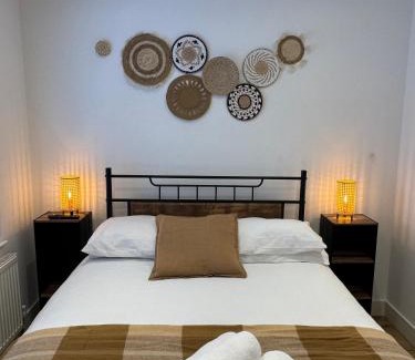 Livesey Hotel | Townhouse Studio with Kitchen & Ensuite - Great Location