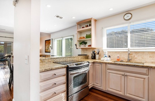 Isle of Palms Villa | Townhouse-style villa with screened porch & pool access - short walk to beach