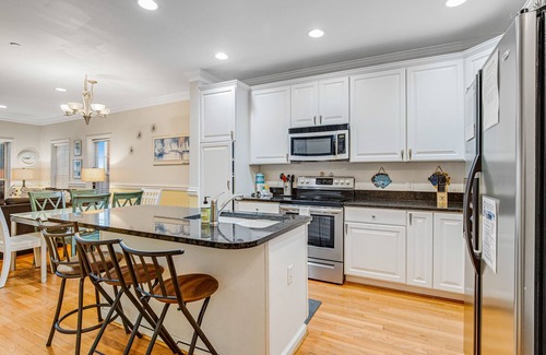 Waters Edge House | Townhouse with marsh & river views - access to crabbing dock & pool