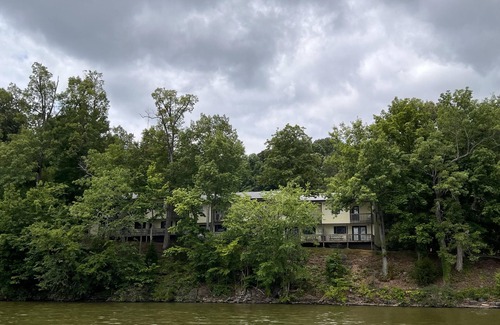 Eddyville House | Townhouses 3 & 5 (Sleeps 1-10) - Offer a Full Size Kitchen/Sitting Area, 2 Full size bathrooms with tub/shower units, 3 Queen beds, 1 twin bed, 2 Full Beds.