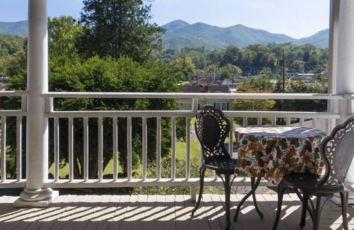 Bryson City Apartment | Toy Box Suite at the Calhoun House Inn & Suites
