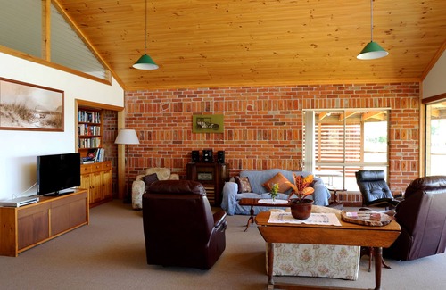 Waterview Heights House | Tracks End Retreat - A peaceful getaway 20 minutes from Grafton - Free WiFi