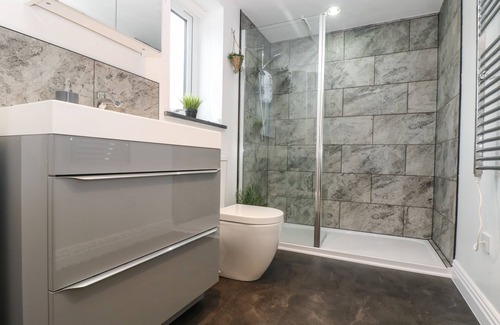 Penryn Cottage | TRACTOR SHED, romantic, country holiday cottage in Mabe