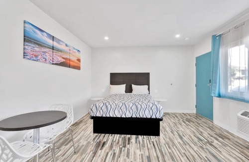 Harbor Hotel | Tradewinds Motel