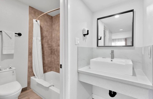 Harbor Hotel | Tradewinds Motel