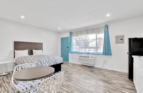 Harbor Hotel | Tradewinds Motel