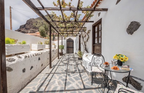 Tamaimo House | Traditional Canarian Holiday Home "María" with Wi-Fi, Terrace and Mountain View