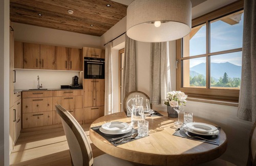 Strobl Apartment | Traditional chalet wellness with lake view - the schwanenNEST at Arnestgut