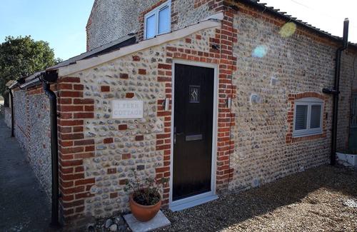 Bacton Cottage | Traditional flint cottage with HOT TUB, 2 mins from secluded beaches & pub!