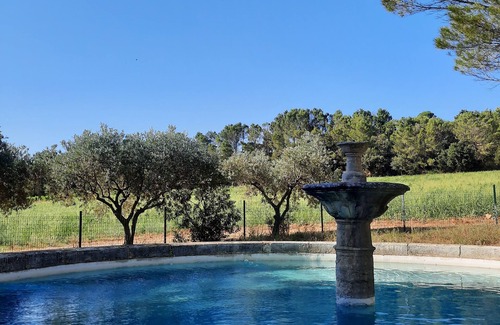 Serignan-du-Comtat House | Traditional country house with unusual pool near Orange