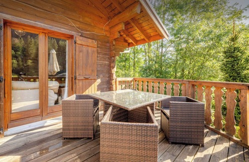 Chatel Ski Chalet | Traditional ski chalet. Close to Pre-la-Joux & Linga Ski lifts Sleeps 10+