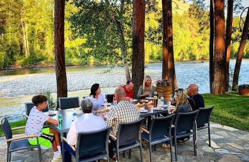 Grantsdale Cabin | Traditional Skwala Cabin Room on The Bitterroot River