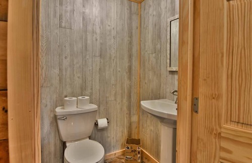 Clam Lake House | Trailhead Lodge-Downtown Clam Lake*Snowmobile trail access*