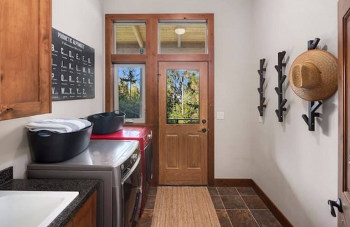 Cle Elum House | Trailside Hideaway- 3 bdrm, open concept mountain retreat w/spectacular views