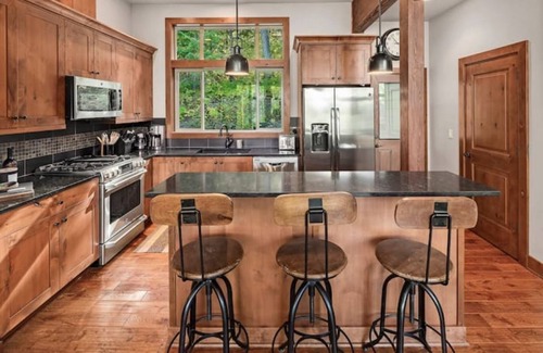 Cle Elum House | Trailside Hideaway- 3 bdrm, open concept mountain retreat w/spectacular views