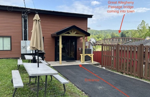 Ohiopyle Hotel | Trailside Hotel Minutes to Fallingwater Queen 101