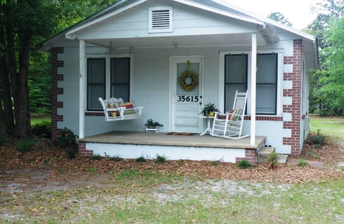 Folkston Cottage | Train Watchers' Cottage on Way to Okefenokee Wildlife Refuge