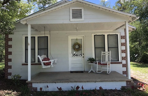 Folkston Cottage | Train Watchers' Cottage on Way to Okefenokee Wildlife Refuge