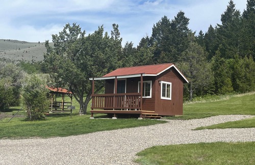 Virginia City Cabin | Tranquil 1 Room Cabin in Virginia City