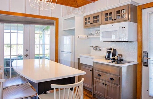 Captiva Hotel | Tranquil 1BR Beach View Cottage Stay w/Kitchen & Porch | Swimming Pools