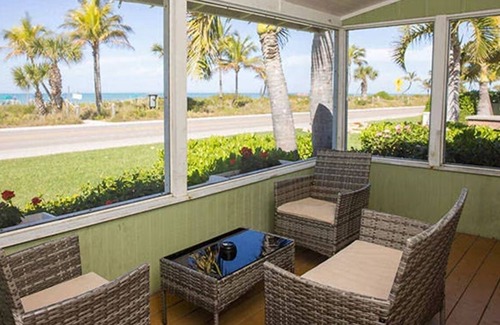 Captiva Hotel | Tranquil 1BR Beach View Cottage Stay w/Kitchen & Porch | Swimming Pools