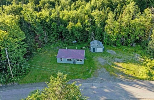 Pittsburg Cabin | Tranquil 2-bedroom cabin directly across from Back Lake! Trail Access & parking!