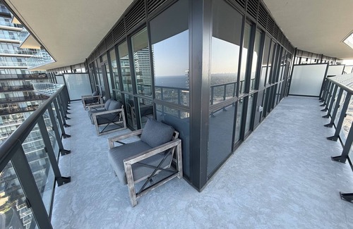 Humber Bay Condo | Tranquil 2-bedroom condo with AC in vibrant Toronto