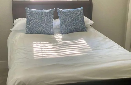 Camas House | Tranquil 2 Bedroom Nestled In the Hills