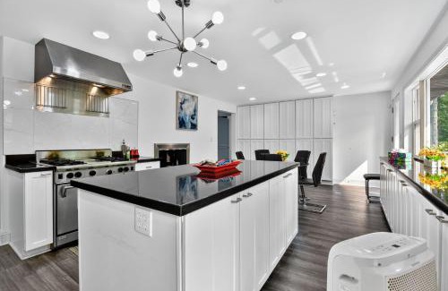 Sammamish House | Tranquil 4BR Escape Deck, Huge Yard & Nature home