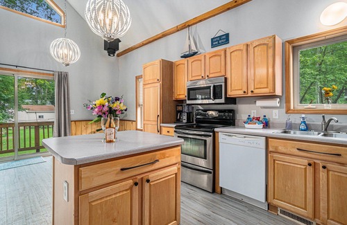 Grawn House | 🏡 Tranquil 5-BR Lake House | Near Duck Lake & TC ➠7570!