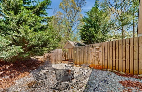 Dahlonega House | Tranquil cabin retreat with shady porch near wineries & waterfalls-Dog Friendly