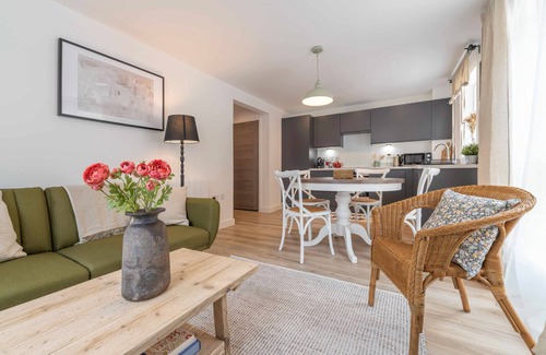 Stroud Apartment | Tranquil Cotswolds Retreat: Stylish 1-Bed