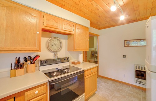 Cornell Cottage | Tranquil Escanaba River Cottage w/Kayaks & Deck
