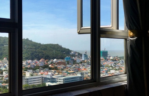 Thang Tam Condo | Tranquil furnished condo, lake & seaview from bed