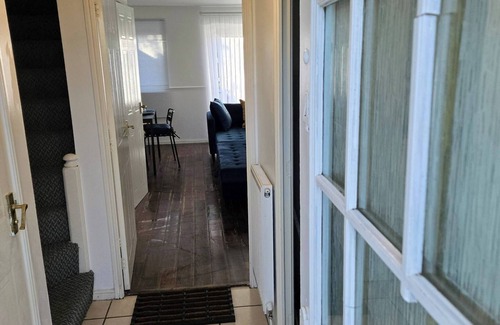 Featherstone House | Tranquil Getaway in Wolverhampton - Perfect for Relaxation