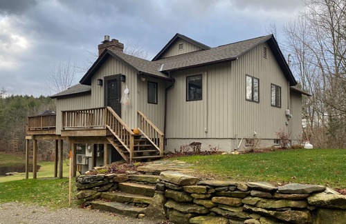 South Londonderry House | Tranquil getaway with private fishing pond, par-3 golf course, & sandy beach