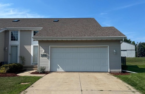 Bellevue House | Tranquil Haven: Fully Furnished 3 Bedroom, 2 Bath - 8 Miles to Lambeau Field