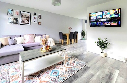 Newton Mearns House | Tranquil Hideaway with Quirky Flair
