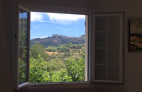 Apt Villa | Tranquil hilltop house with breathtaking views, pool and garden - 800m from town
