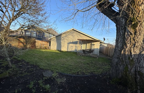 Albany House | Tranquil Home Near Shopping Area & Restaurants - 3 min Walk from Lovely Park
