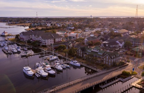 Historic Downtown Manteo Apartment | Tranquil House Inn - Downtown Waterfront Manteo - 1 King Standard Room 24